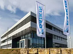 Platz 7: Daikin
Der Maschinenbauer aus Japan fertigt vor allem Klima und Lüftungsanlage. Auch Hydrauliktechnik bietet Daikin an. 2024 brachte das 31,19 Milliarden US-Dollar ein (2023: 30,4 Milliarden US-Dollar, 2022: 28,84 Milliarden US-Dollar). (Bild: Daikin)