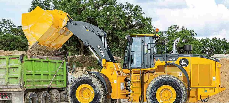 Platz 2: John Deere
Der US-Land- und Baumaschinenhersteller hält mit einem Umsatz von 48,05 Milliarden US-Dollar seinen zweiten Platz. 2023 waren es noch 58,6 Milliarden US-Dollar und 2022 rund 55,63 Milliarden US-Dollar - der Umsatzrückgang ist also gewaltig. John Deere (Deere & Company) hat seinen Hauptsitz in Moline, Illinois, USA. Zum Stichtag 31. Dezember 2024 beschäftigte das Unternehmen weltweit rund 75.000 Mitarbeitende .Das Besondere: Die Baumaschinen der Amerikaner (im Bild ein Radlader 904 P-Tier) sind in Gelb gehalten, die Landmaschinen in Grün. (Bild: John Deerehttps://mi-contao.cia-network.net/system/themes/flexible/icons/drag.svg)