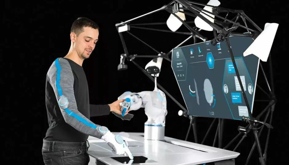 At the Bionic Workplace by Festo, humans work together with a robotic arm and numerous assistance systems that are networked with each other. Am Bionic Workplace von Festo arbeitet der Mensch mit einem Roboterarm sowie zahlreichen Assistenzsystemen zusammen, die miteinander vernetzt sind.