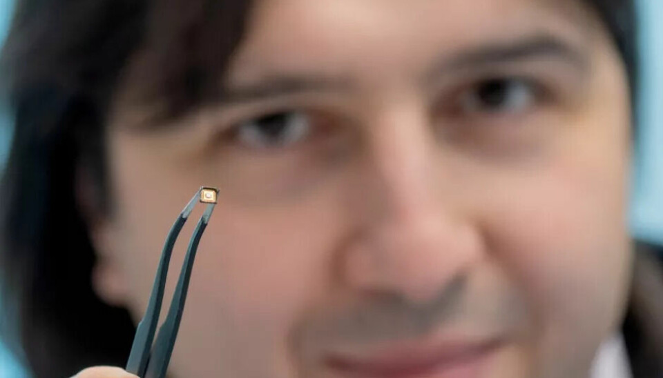 Prof. Hussam Amrouch from TU Munich shows his new AI chip. It operates without cloud connectivity and saves a lot of energy. Prof. Hussam Amrouch von der TU München zeigt seinen neuen KI-Chip. Er kommt ohne Cloud-Anbindung aus und spart viel Energie.